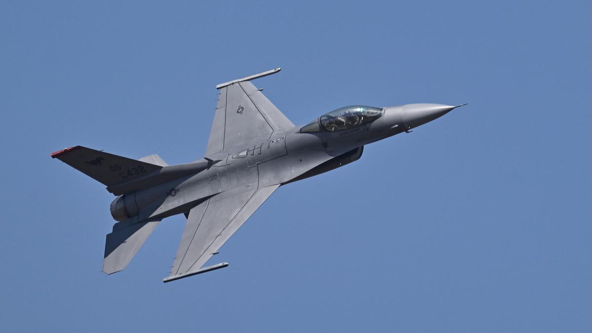Amerikanische F 16 wirft Treibstofftanks uber der Eifel ab Luxemburger Wort